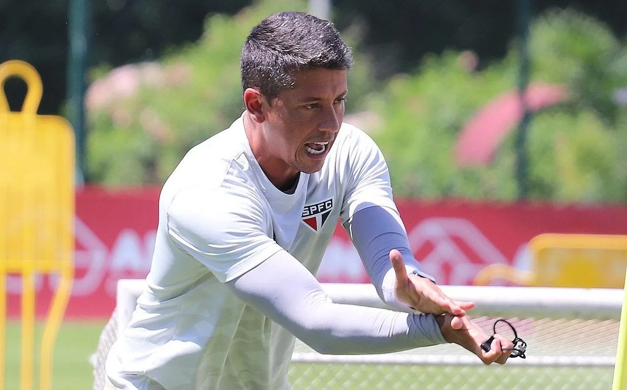 Carpini erra ou acerta ao não fazer a troca e deixar o São Paulo com 10?