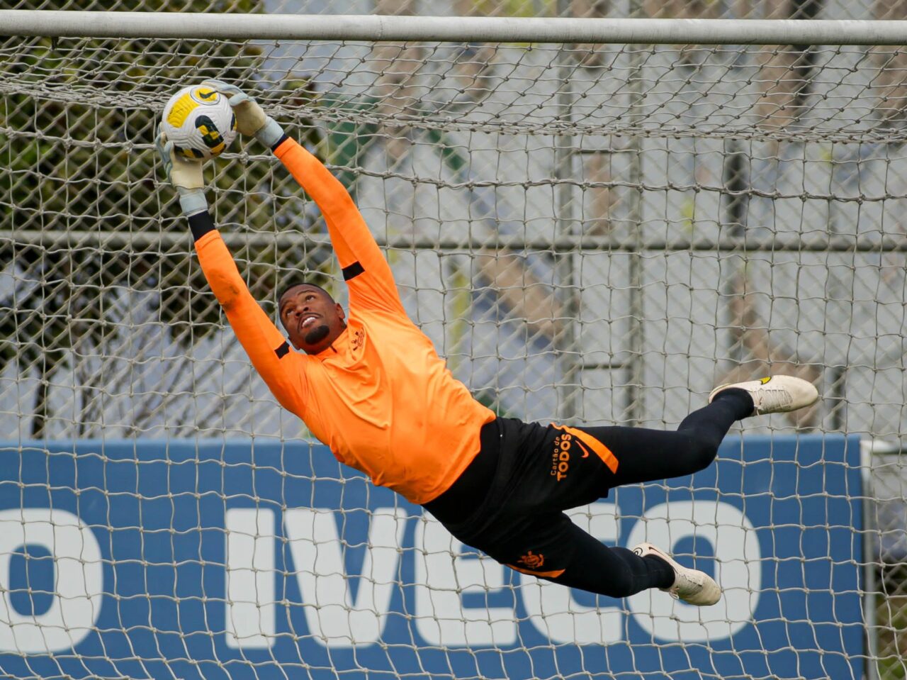 Carlos Miguel deve ser titular do Corinthians no lugar de Cássio?