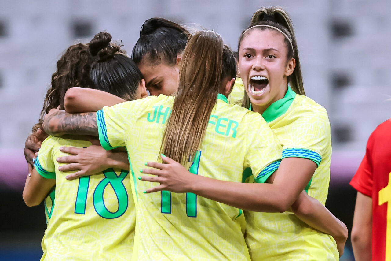 Brasil atropela a Espanha, tem a prata garantida e joga pelo ouro no futebol feminino contra os EUA
