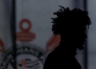 Hugo quis aparecer para a torcida do Corinthians no gol anulado