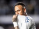 Neymar volta a sentir a coxa, chora e se revolta com a contusão: ele deixa o jogo com o Atlético-MG antes do intervalo