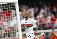 São Paulo acaba com a maldição dos empates e bate Santos num clássico sem estrelas