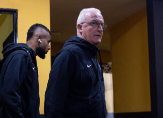 Dorival estreia no Corinthians com vitória, recua time após fazer gol e manda a campo sete volantes