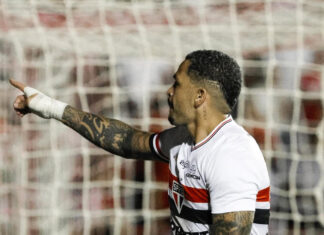 São Paulo confirma vaga na Copa do Brasil com expulsões, golaços e sapato atirado em Luciano
