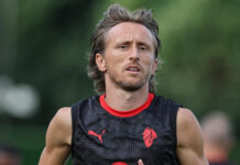 Ele fica! O lendário Luka Modric renova com o milan por mais um ano em busca de sucesso na Itália