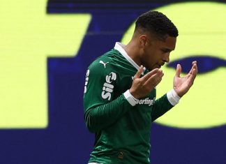 Show de Vitor Roque: Palmeiras goleia o Inter e pressiona Fla