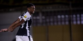 Adré foi o nome do Corinthians na partida; o meio-campista marcou o único gol do confronto / Corinthians