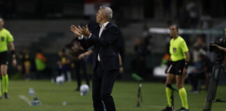 Hernan Crespo, técnico do São Paulo, à beira do gramado durante partida / São Paulo FC