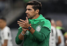 Abel pede desculpas ‘pelo dedo do meio’ na Libertadores e valoriza reservas do Palmeiras