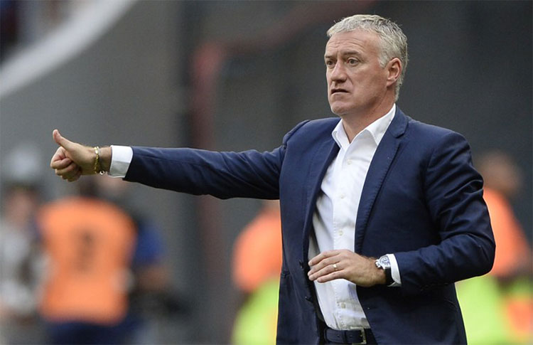 Deschamps em ação no comando da França; treinador vai para a sua terceira Copa do Mundo seguida no comando da França