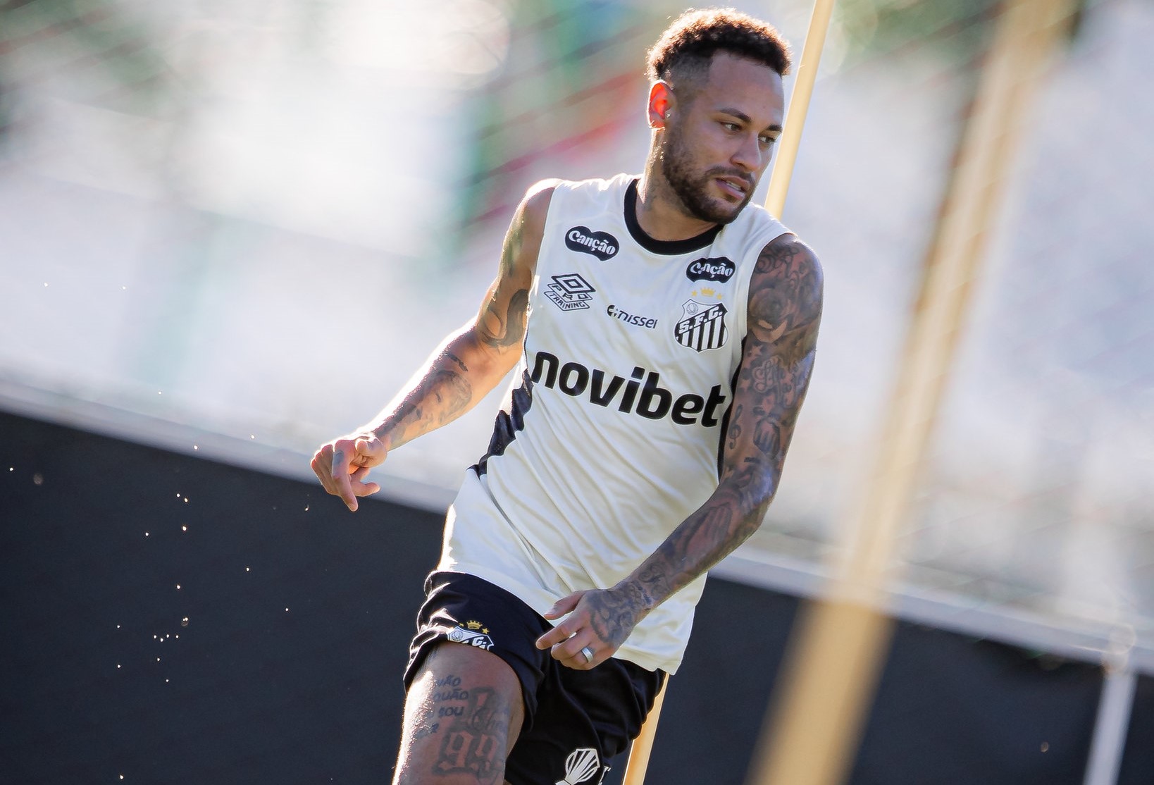 Neymar: jogador foi poupado em jogo contra Mirassol, mas retorna aos holofotes em confronto com Corinthians / Santos