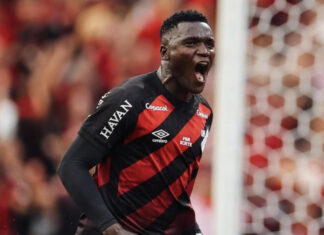 Athletico surra o Botafogo e pula para a vice-liderança do Brasileirão após jogo atrasado