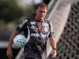 Sem Neymar e Gabigol, Cuca busca soluções na base após tropeços do Santos na Vila