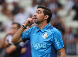 Abel questiona arbitragem de Daiane e critica calendário após vitória na semifinal do Paulistão