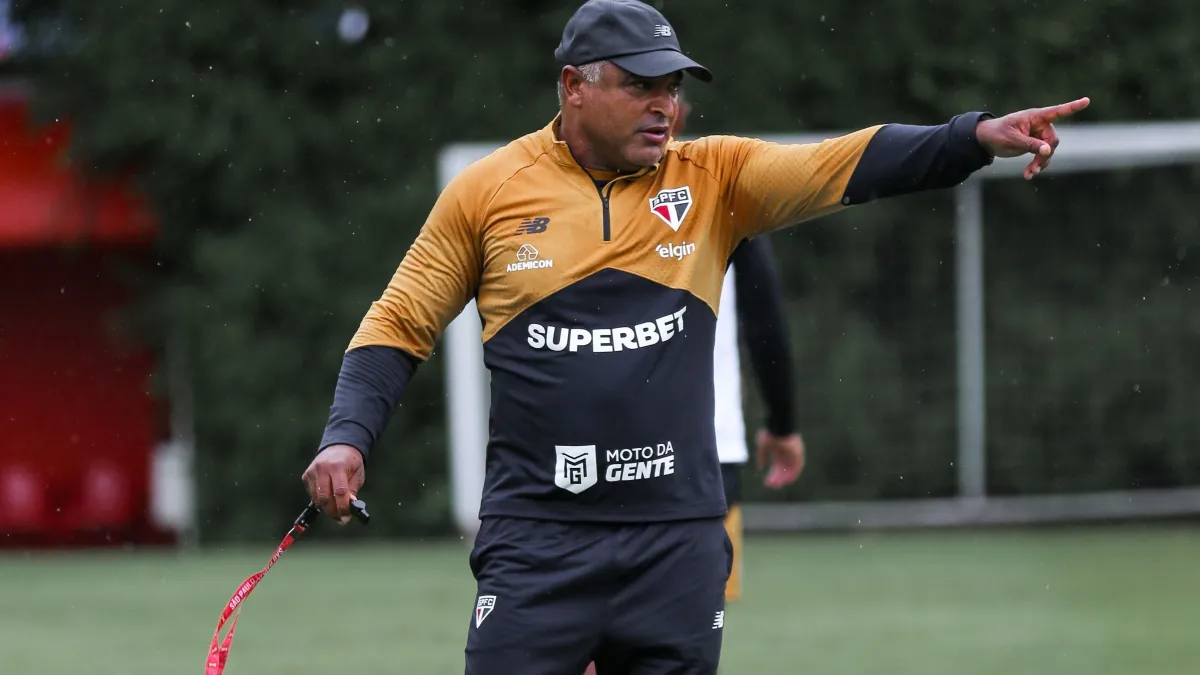 São Paulo: Roger Machado na corda bamba, Oscar se aposenta e futuro incerto