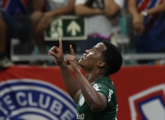 Um baita golaço e uma pitada de sorte: Palmeiras derrota o Bahia e dispara na liderança