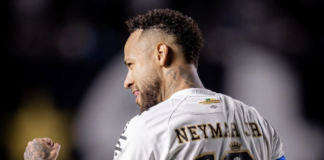 Entre o mofo da memória e a pobreza do presente, Santos é vaiado no aniversário de 114 anos