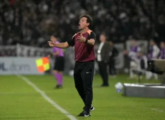 ‘O que valeu muito foi a entrega’, destaca Diniz após estrear com vitória no Corinthians