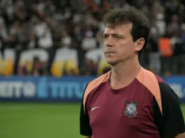 Invicto e sem sofrer gols, Fernando Diniz conquista elenco corintiano, dirigentes e a Fiel