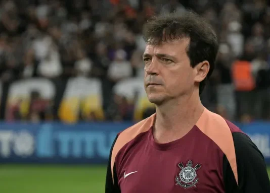Diniz exalta força coletiva do Corinthians após classificação com dez em campo