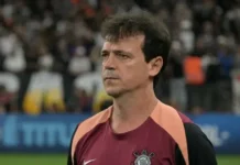 Diniz exalta força coletiva do Corinthians após classificação com dez em campo