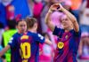 Barcelona arrasa o Lyon e sacramenta nova era no futebol feminino na Europa Barcelona A atacante polonesa Ewa Pajor manda coraçãozinho para a torcida após marcar o primeiro dos seus dois gols