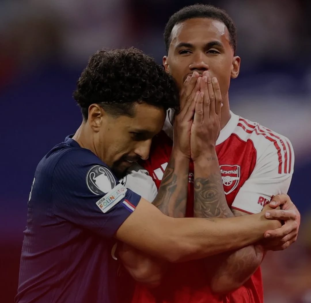 PSG Antes de comemorar o bicampeonato, Marquinhos consola Gabriel Magalhães, que errou último pênalti do Arsenal