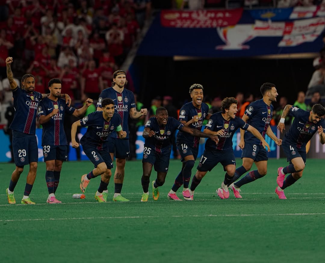 PSG Após o erro do zagueiro brasileiro Gabriel Magalhães, jogadores do PSG correm para comemorar o bicampeonato