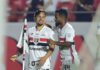 São Paulo transforma vaga na Sul-Americana em respiro antes da pausa para Dorival arrumar a casa São Paulo Autor do primeiro gol e decisivo no segundo, atacante Arthur (à esq.) comemora com o volante Danielzinho após abrir o marcador