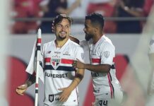 São Paulo transforma vaga em respiro antes da pausa para Dorival arrumar a casa São Paulo Autor do primeiro gol e decisivo no segundo, atacante Arthur (à esq.) comemora com o volante Danielzinho após abrir o marcador