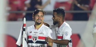 São Paulo transforma vaga na Sul-Americana em respiro antes da pausa para Dorival arrumar a casa São Paulo Autor do primeiro gol e decisivo no segundo, atacante Arthur (à esq.) comemora com o volante Danielzinho após abrir o marcador