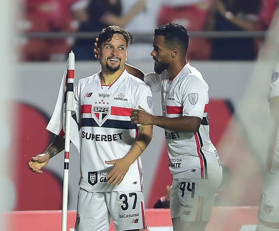 São Paulo Autor do primeiro gol e decisivo no segundo, atacante Arthur (à esq.) comemora com o volante Danielzinho após abrir o marcador
