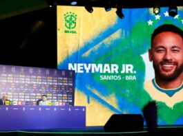 Neymar encara a disputa da Copa do Mundo sob nova regra: jogar se merecer Neymar no telão, o técnico Carlo Ancelotti anuncia a convocação do jogador para a disputa da Copa do Mundo