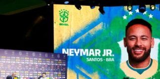 Neymar no telão, o técnico Carlo Ancelotti anuncia a convocação do jogador para a disputa da Copa do Mundo