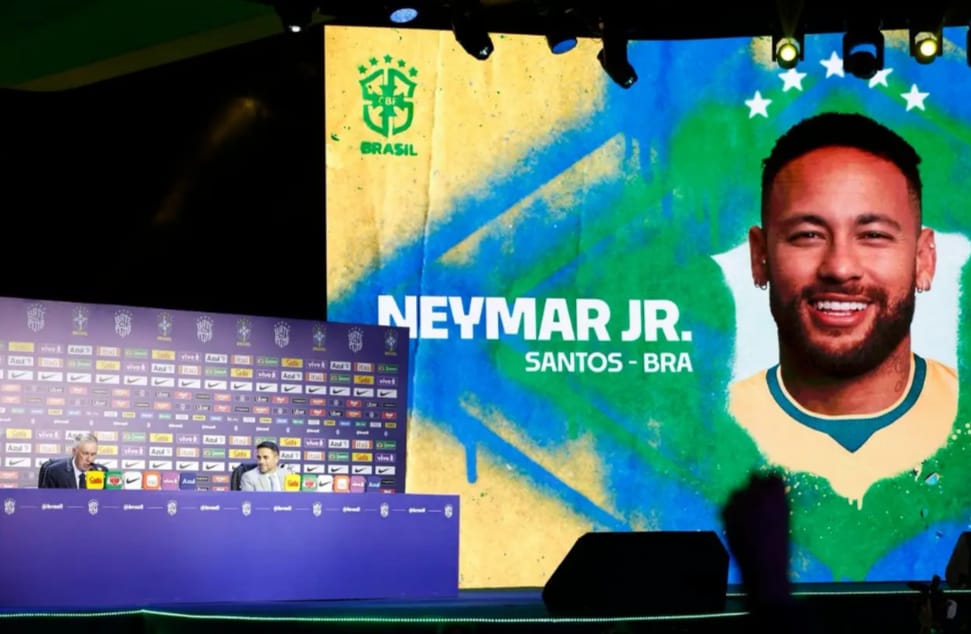 Neymar no telão, o técnico Carlo Ancelotti anuncia a convocação do jogador para a disputa da Copa do Mundo