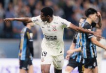 De virada, Corinthians derrota Grêmio com golaços e o lado bom do “dinizismo” Corinthians Com dois belos gols, o volante André comanda a virada do Corinthians na Arena do Grêmio