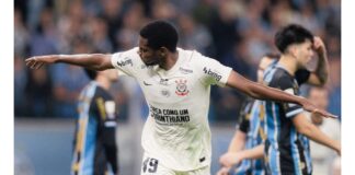 De virada, Corinthians derrota Grêmio com golaços e o lado bom do ‘dinizismo’ Corinthians Com dois belos gols, o volante André comanda a virada do Corinthians na Arena do Grêmio