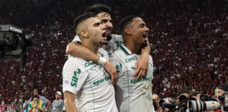 Allan comanda noite histórica, Palmeiras atropela Flamengo e espanta pressão Palmeiras brilha no Maracanã Cria da Academia de Futebol, Allan (à dir.) festeja o seu gol com Andreas Pereira (esq.) e Flaco López