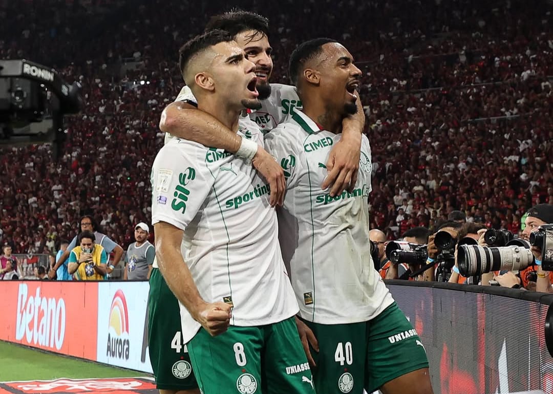 Palmeiras brilha no Maracanã Cria da Academia de Futebol, Allan (à dir.) festeja o seu gol com Andreas Pereira (esq.) e Flaco López 