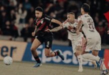 Palmeiras mantém vantagem para o Flamengo, mas chega ao Maracanã cobrado por reação no Brasileirão Felipinho arranca para o ataque e tenta se livrar da marcação dos flamenguistas Everton Cebolinha e Lucas Paquetá / Athletico-PR