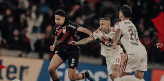 Felipinho arranca para o ataque e tenta se livrar da marcação dos flamenguistas Everton Cebolinha e Lucas Paquetá / Athletico-PR