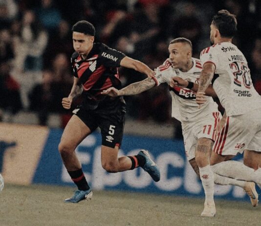 Palmeiras mantém vantagem para o Flamengo, mas chega ao Maracanã cobrado por reação no Brasileirão Felipinho arranca para o ataque e tenta se livrar da marcação dos flamenguistas Everton Cebolinha e Lucas Paquetá / Athletico-PR