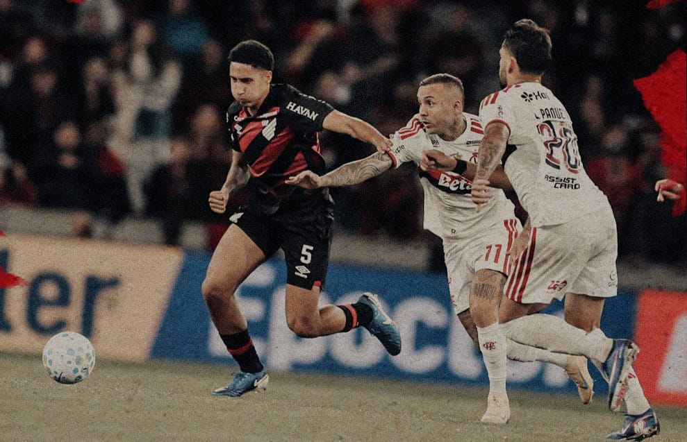 Felipinho arranca para o ataque e tenta se livrar da marcação dos flamenguistas Everton Cebolinha e Lucas Paquetá / Athletico-PR
