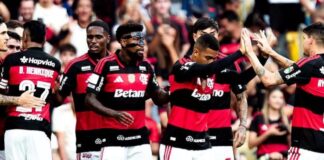 Flamengo passa fácil pelo Coritiba, evita a disparada do Palmeiras e coloca pressão no time de Abel Flamengo Flamenguistas se juntam na comemoração do primeiro gol na vitória sobre o Coritiba