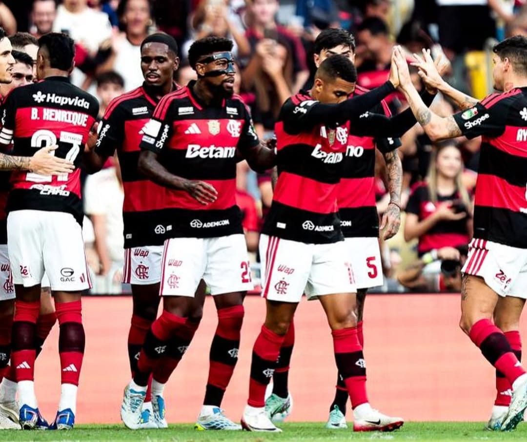 Flamengo Flamenguistas se juntam na comemoração do primeiro gol na vitória sobre o Coritiba