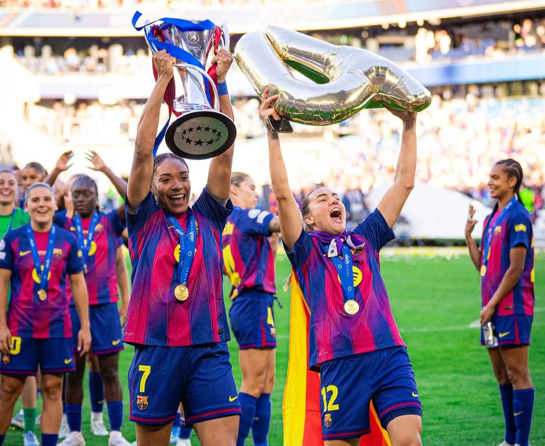 Barcelona Joia do Barça, Salma Pararuello, autora de dois gols, ergue o troféu ao lado da meia Patricia Guijarro
