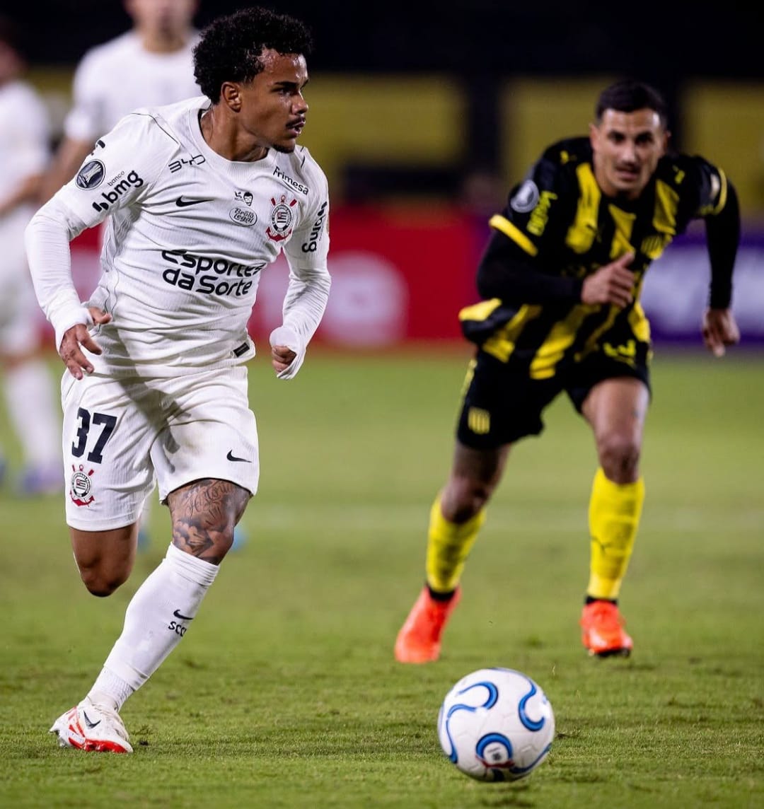 Corinthians Kaio César faz grande jogada pela direita do ataque e é um dos responsáveis pelo empate no Uruguai
