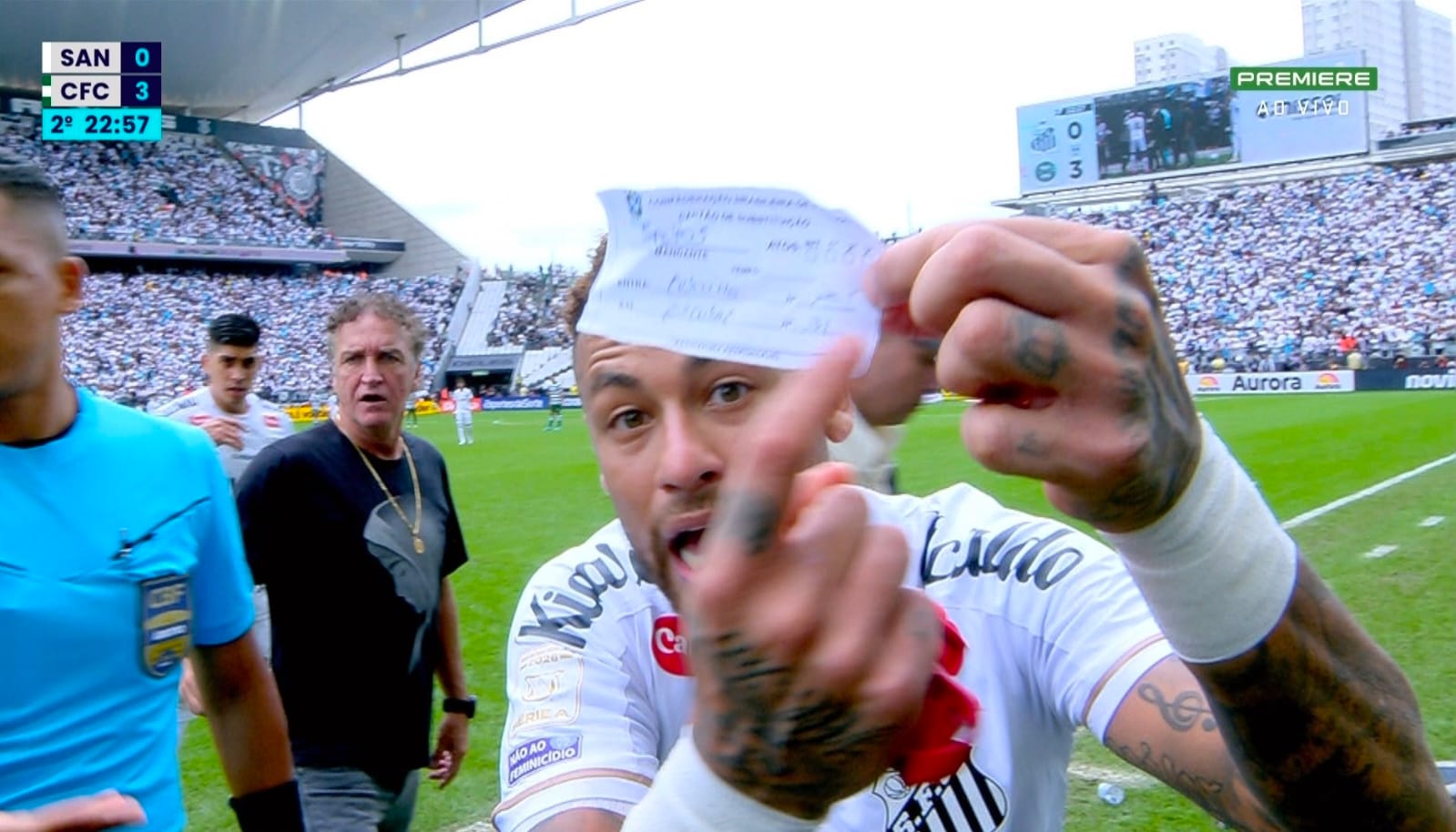 Neymar mostra o papel com os nomes dos jogadores envolvidos na substituição