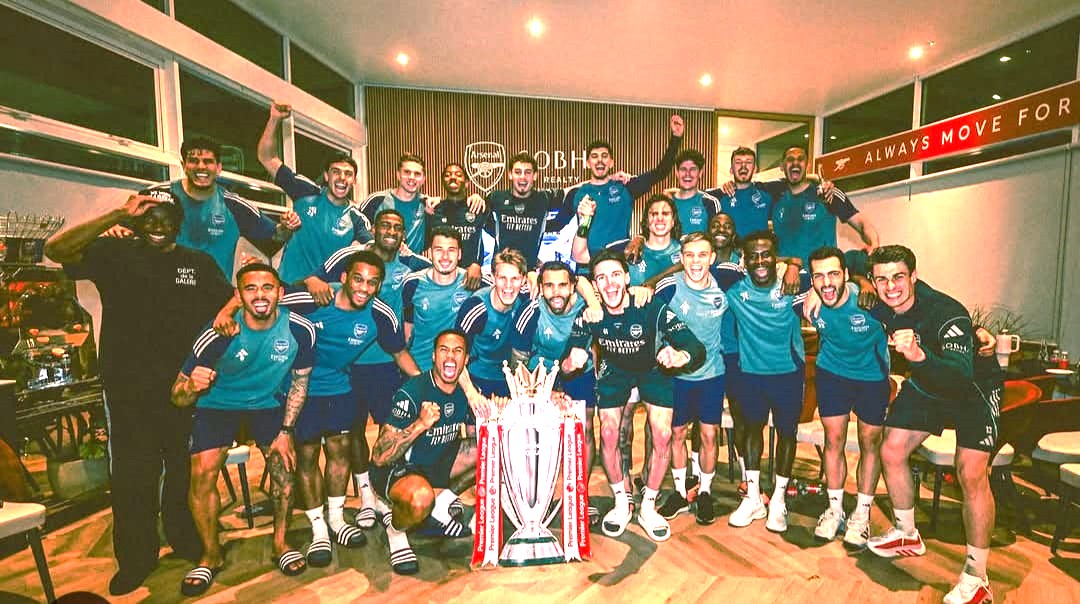 Arsenal: jogador do Arsenal comemoram o título no vestiário