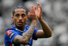 João Pedro é um dos favoritos a ficar com a vaga no ataque do Barcelona após a despedida de Lewandowski O atacante João Pedro agradece e aplaude os torcedores do Chelsea em partida válida pela Copa da Inglaterra